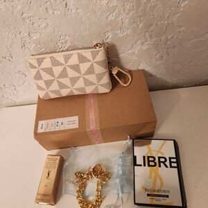 Gift Set Geometric Cream and Black Wristlet